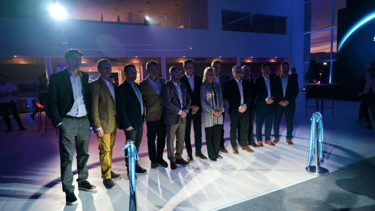 Los directivos de Grupo Lorenzo y Ford Argentina en el corte de cintas del nuevo concesionario