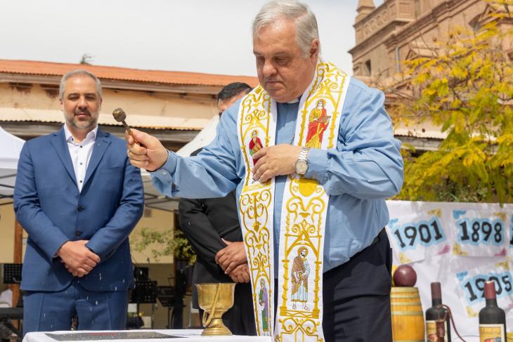 Monseñor Marcelo Colombo bendice el cargamento del vino para las misas papales en la Argentina