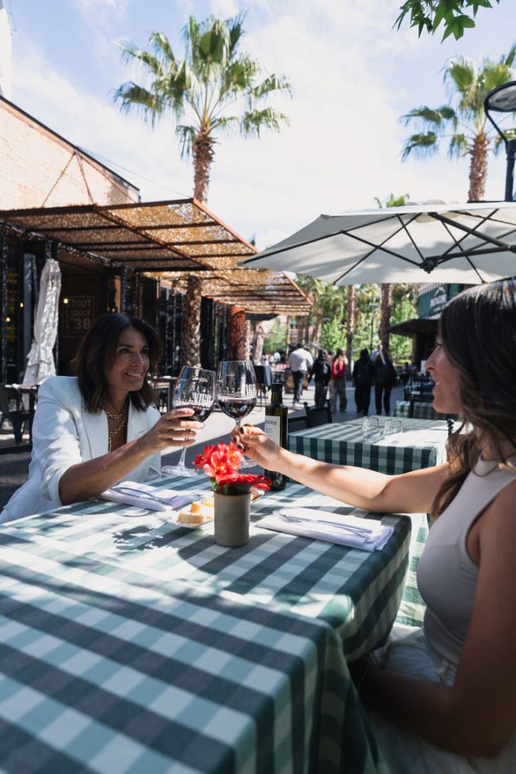 La propuesta también incluye opciones gastronómicas en las terrazas al aire libre del centro comercial.