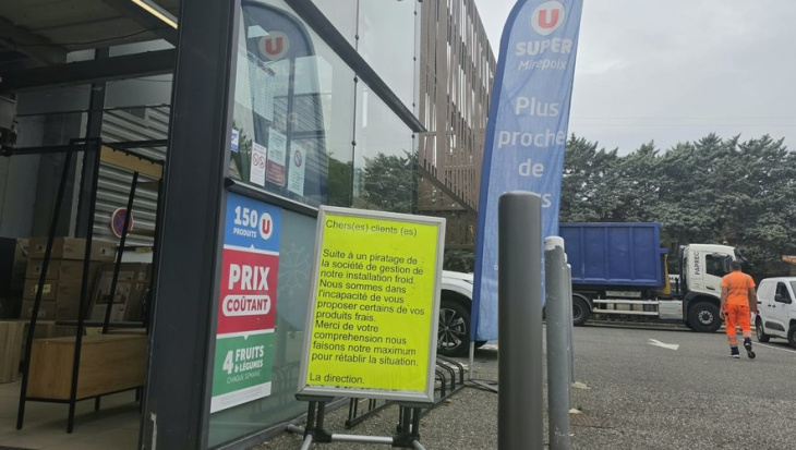 El supermercado Super U de Mirepoix infrma con un cartel amarillo a los clientes sobre el problema de refrigeración causado por el ataque.