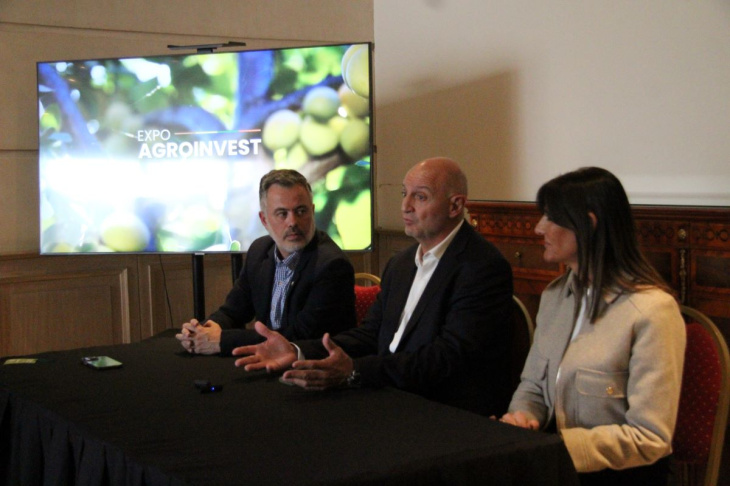 David Martín, decano de la Facultad de Ciencias Agrarias, Arturo Yaciófano, director general de Expo AgroInvest 2027 y Patricia Tahan, secretaria de Gobierno de Luján 
