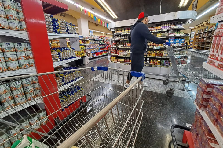 Changos vacios: Una postal que se repite en los supermercados de Argentina