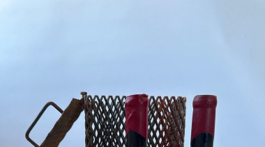 Lorca presenta un vino desde el fondo del lago de Potrerillos