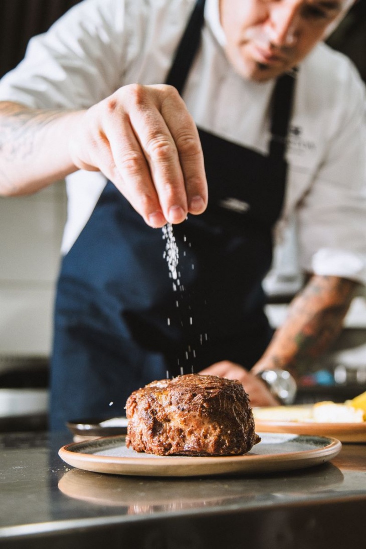 Santiago Maestre, en plena faena en La Vid, el restó de Bodega Norton que presenta su nueva carta.