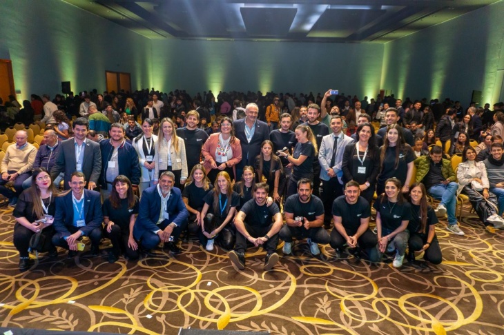 La foto grupal de parte de los participantes del evento de capacitación