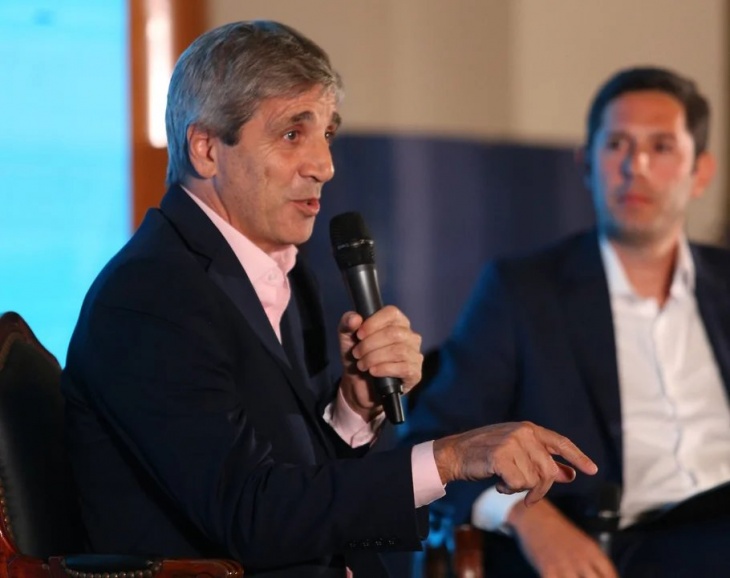 Luis Caputo, durante su intervención en la Bolsa de Comercio.