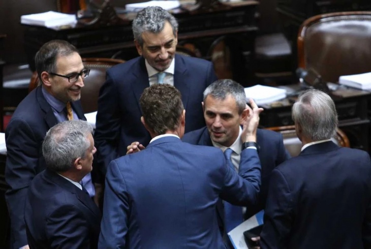 Los diputados oficialistas y aliados saludan al presidente del cuerpo, Martín Menem