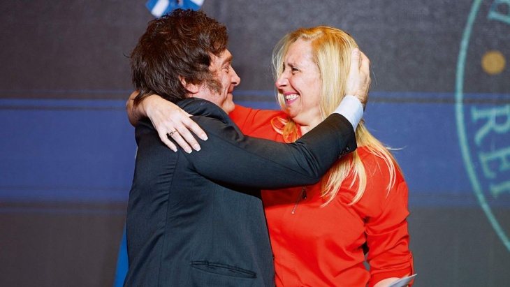 Javier Milei y Karina Milei, la hermana del presidente y Secretaria General de la Presidencia cada vez acumula más poder y ya preside reuniones como si fuera el presidente.