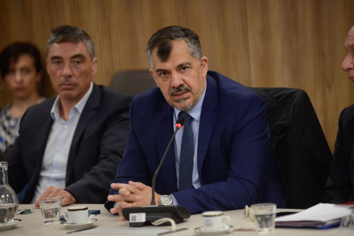 Gerardo Fernández , titular de la Cámara de pymes constructoras durante su exposición en el Congreso