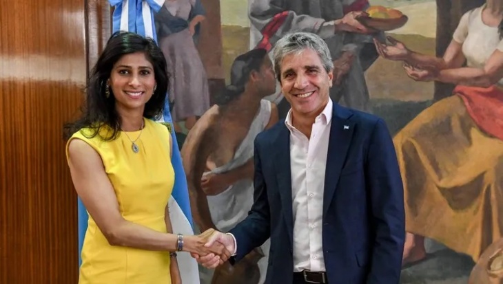 Luis Caputo con Gita Gopinath, el FMI aprobó las metas económicas