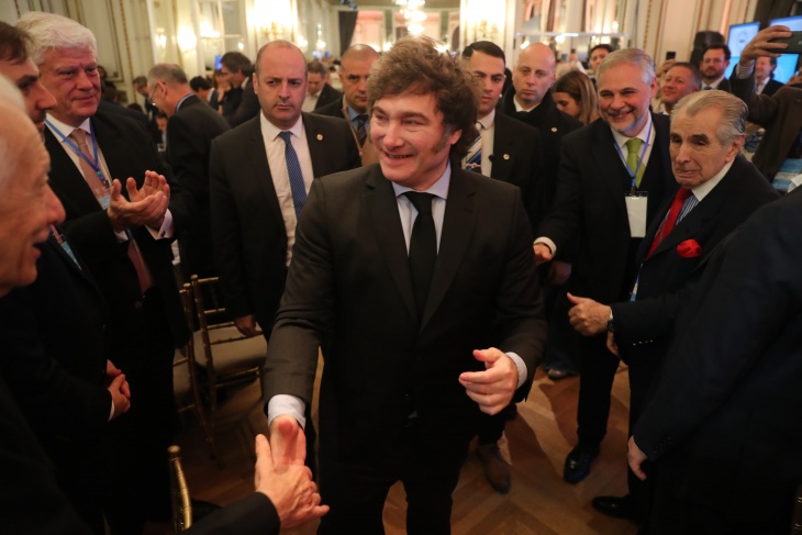 Javier Milei salud a los empresarios reunidos en el almuerzo del CICyP