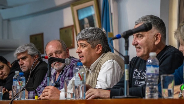 Pablo Moyano y los integrates del Consejo durante el Plenario de regionales