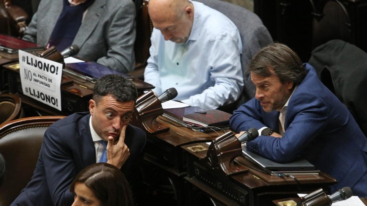 El presidente del bloque radical, Rodrigo de Loredo dialoga con el mendocino Lisandro Nieri durante la sesión de ayer