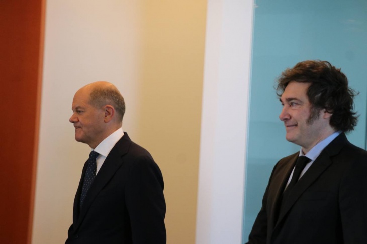 Javier Milei con el canciller alemán Olaf Scholz