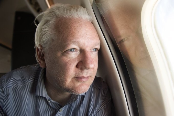 Julian Assange, en el avión rumbo a Australia después de su liberación