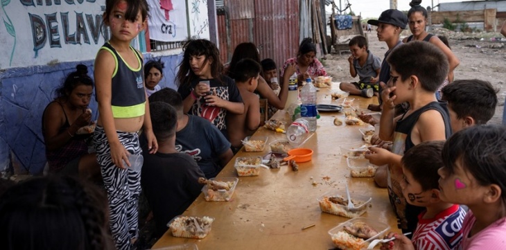 La pobreza medida por ingresos bajó al 38% en el segundo semestre del 2024