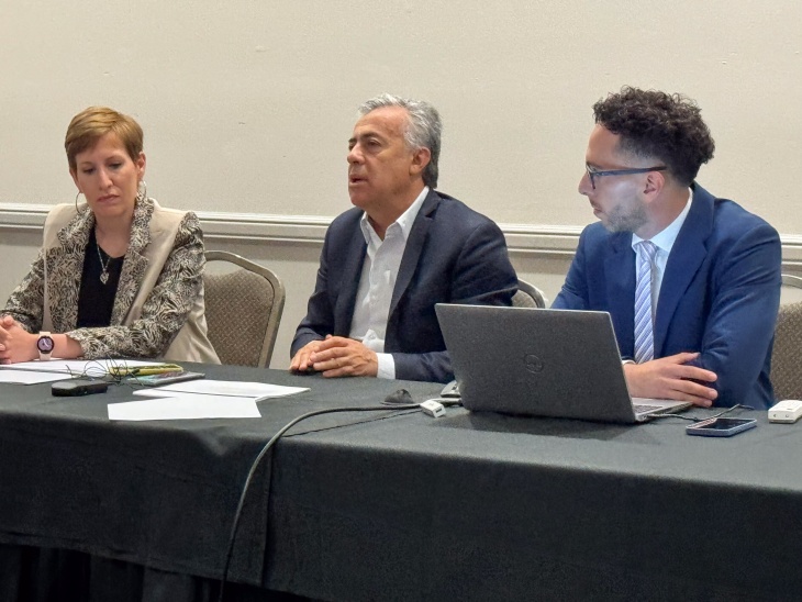El gobernador Alfredo Cornejo junto a la ministra Latorre y el director de Hidrocarburos