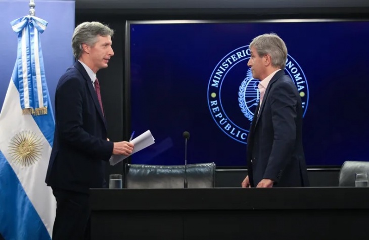 Santiago Bausili y Luis Caputo el viernes cuando anunciaron la emisión de la letra