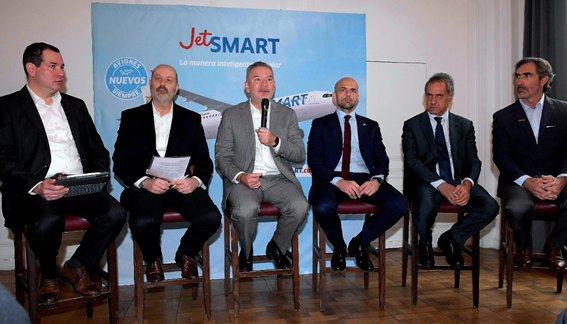 Los funcionarios del Gobierno junto a los directivos de JetSMART en el anuncio de los nuevos vuelos