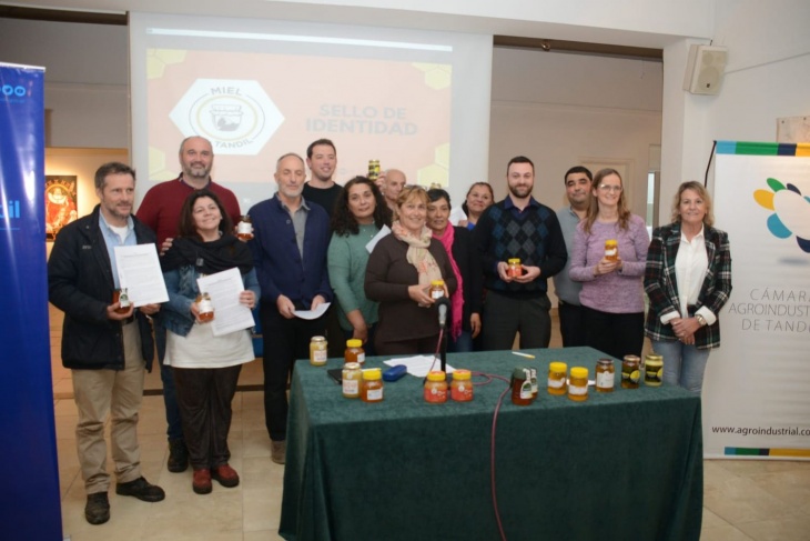 Los productores durante la adhesión al sello