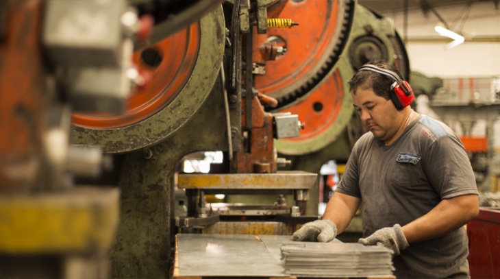 Las industrias PYMES siguen en caída y ya admiten problemas para pagar salarios.