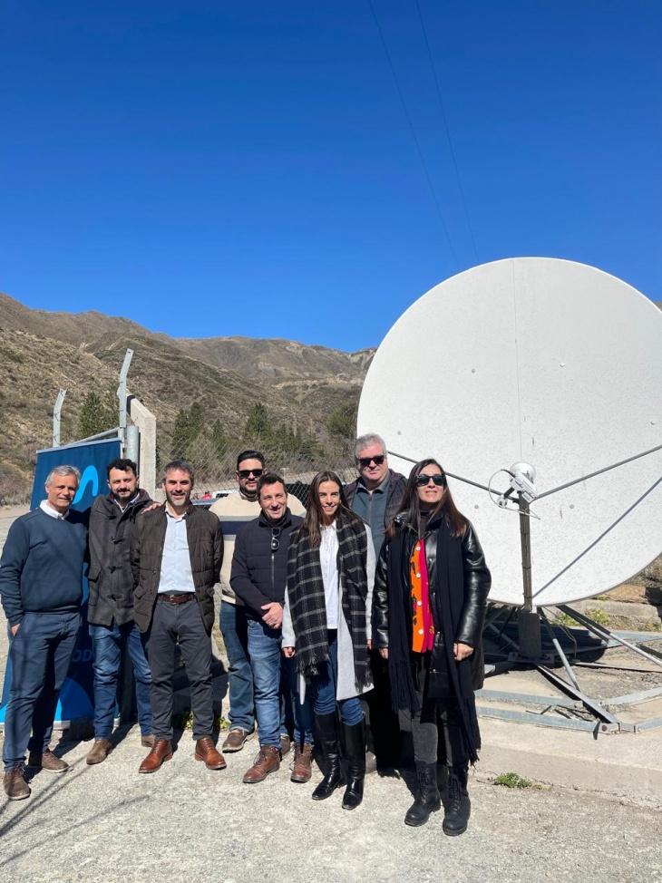 Las autoridades de la empresa y la Municipalidad de Las Heras durante la inauguración de la antena