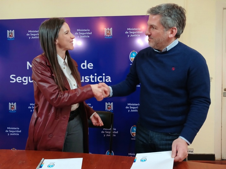 Diego Lagos y Mercedes Rus durante la firma del convenio