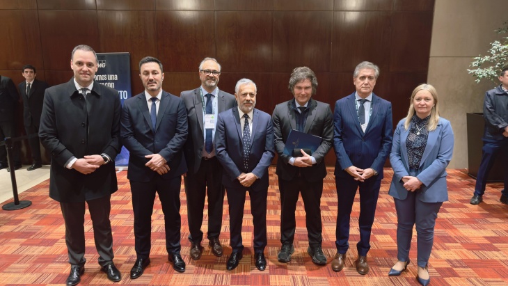 Javier Milei y el gobernador Alfredo Cornejo junto a Manuel Adorni, Luis Petri, Hebe Casado y las autoridades de IAEF.