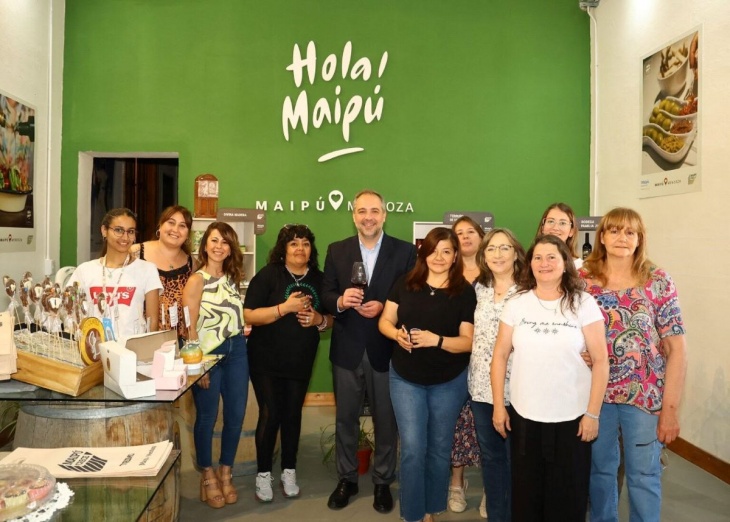 El intendente Matías Stevanato con emprendedoras turísticas de Maipú