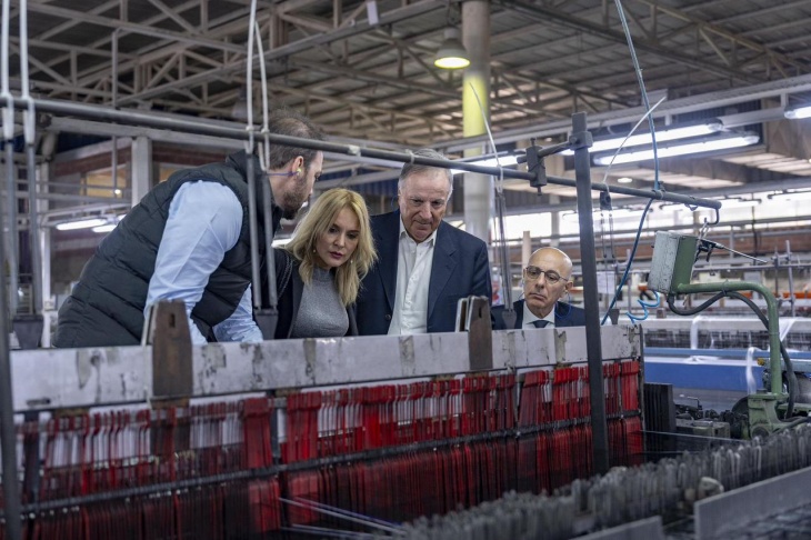 Las autoridades durante la recorrida en la planta de Agrinet