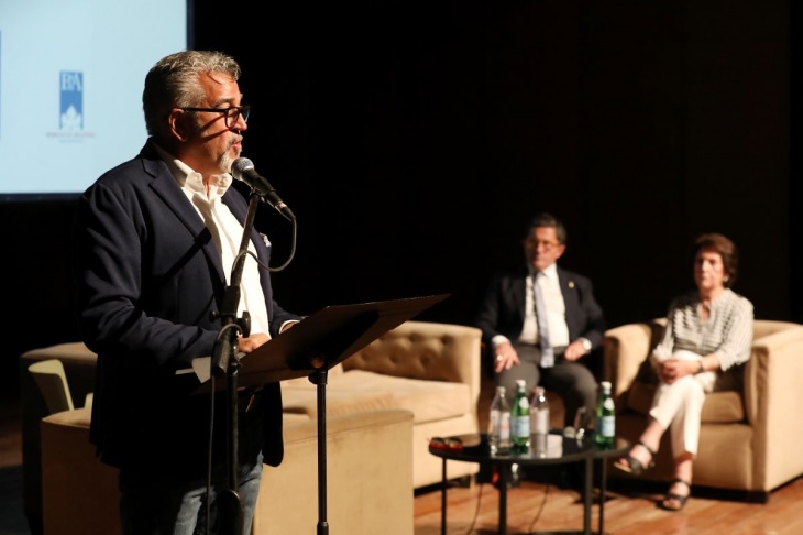 El enólogo y escritor italiano, Roberto Cipresso, emocionó al auditorio con su ponencia sobre Las raíces del Vino.