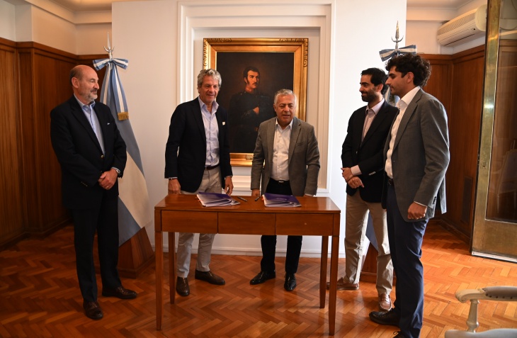  Alfredo Cornejo y Juan Pazo después de la firma junto a parte del Gabinete mendocino