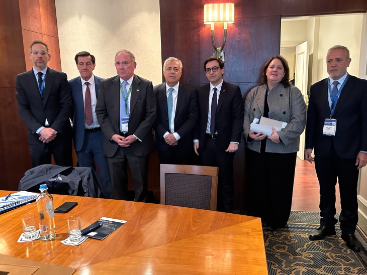 La delegación argentina con el vicepresidente ejecutivo de la Comisión Europea, Stéphane Séjourné