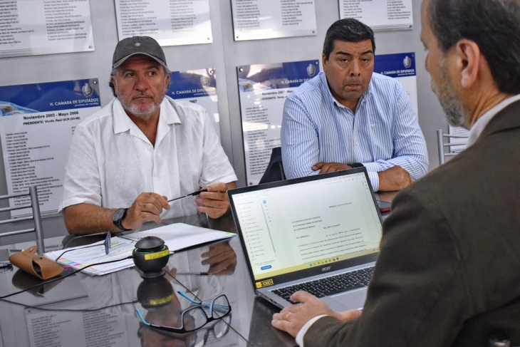 José Luis Ramón escucha a Carlos Aguinaga en su exposición sobre el conflicto Iberte-Fecovita