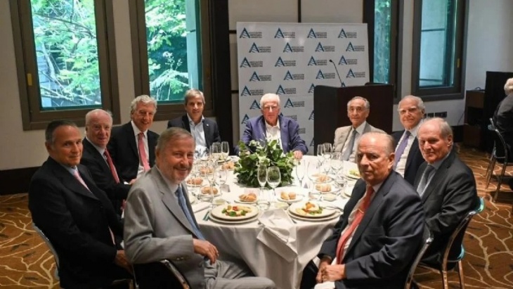 Luis Caputo con la mesa directiva de AEA durante el encuentro de ayer