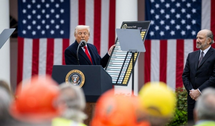 Donald Trump da marcha atrás con parte de su agresiva política arancelaria.