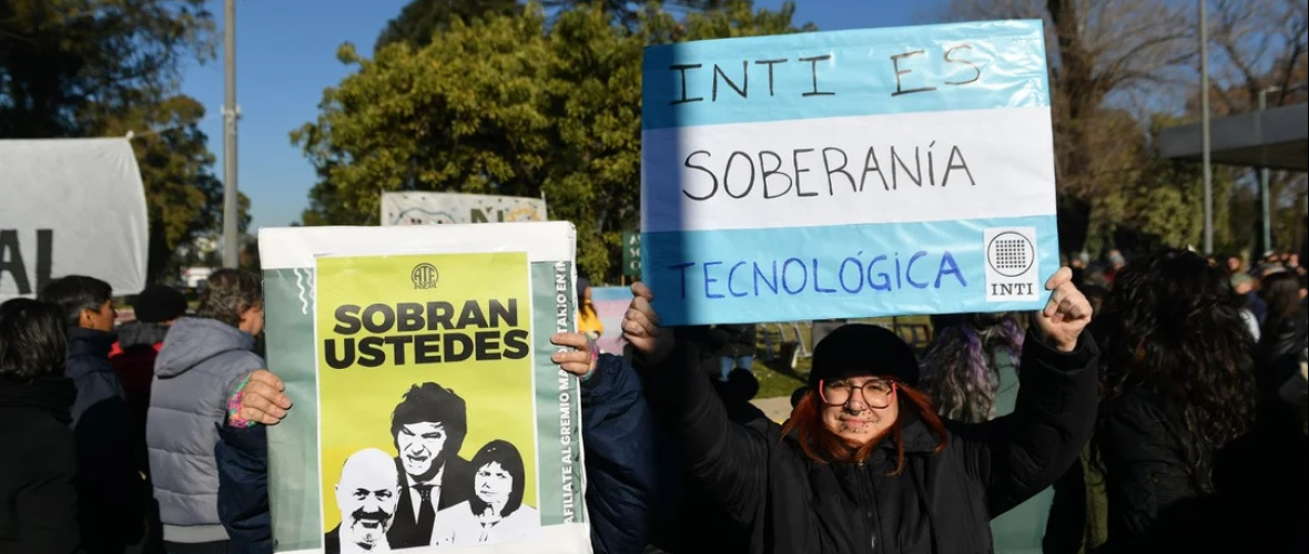 Abrazo simbólico al INTI: fuerte rechazo al decreto de Sturzenegger que recorta su autonomía