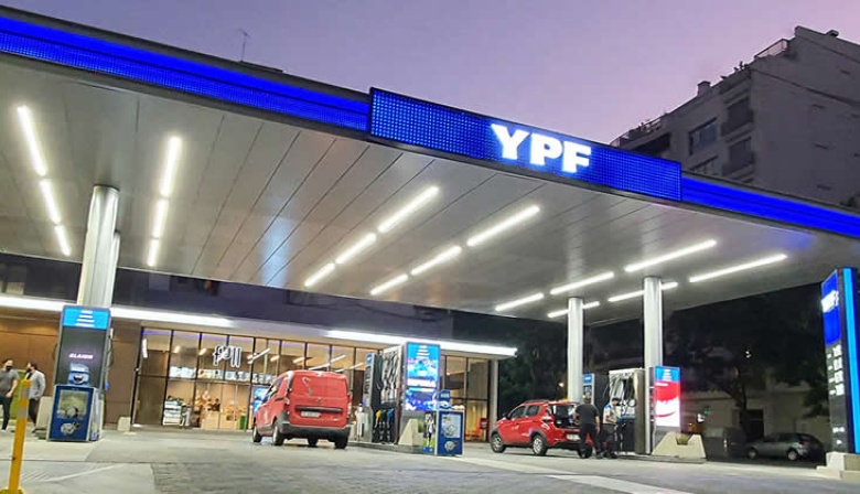 Gobierno congela impuestos a los combustibles en mayo tras baja de precios de YPF