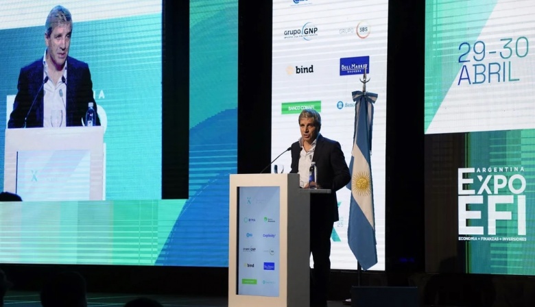 Luis Caputo anuncia medidas para impulsar el uso de dólares y promete baja de impuestos