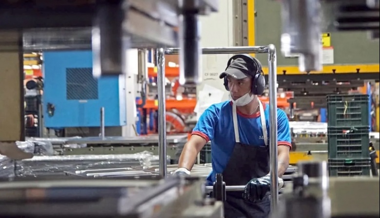 La economía argentina se desacelera tras el repunte: alerta por empleo e inversión