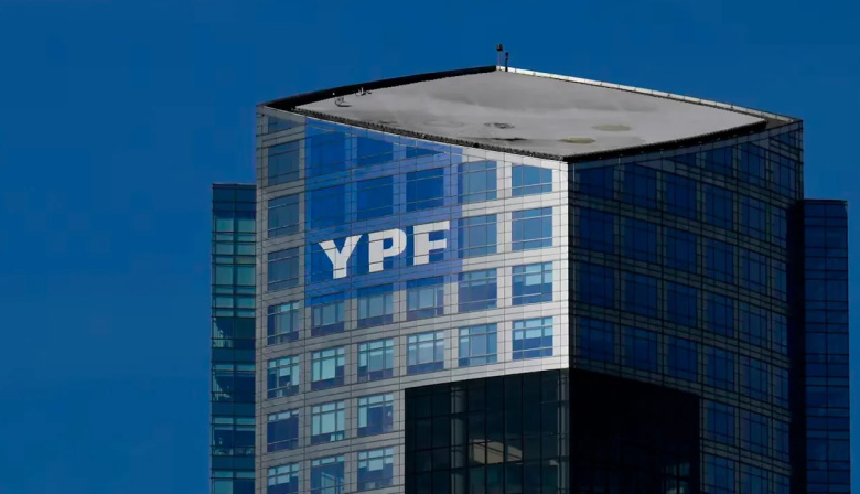 Una jueza de EE.UU. ordenó entregar el 51% de las acciones de YPF a fondos buitres