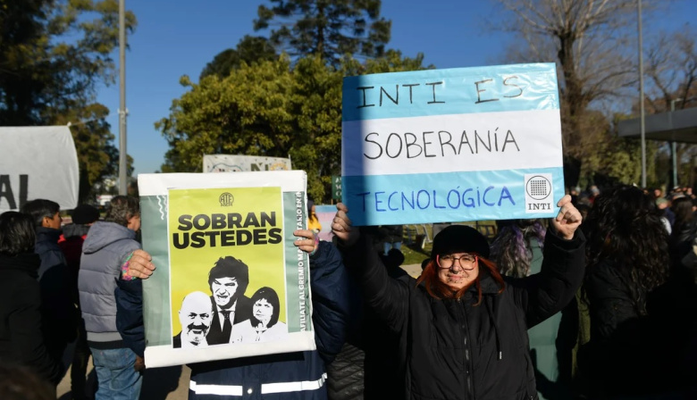 Abrazo simbólico al INTI: fuerte rechazo al decreto de Sturzenegger que recorta su autonomía
