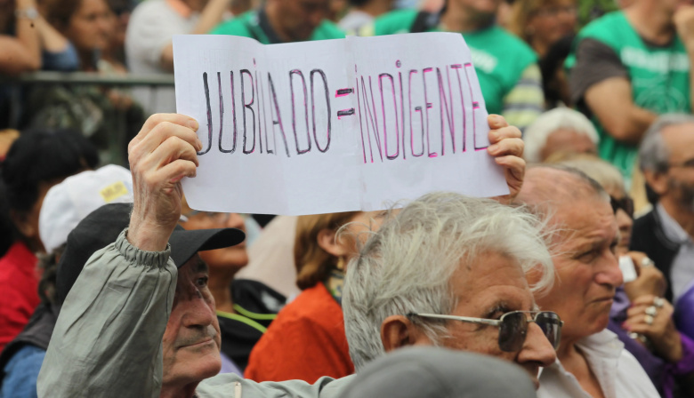 Caputo minimiza la crisis previsional y relativiza ingresos de jubilados: ¿una visión alejada de la realidad?