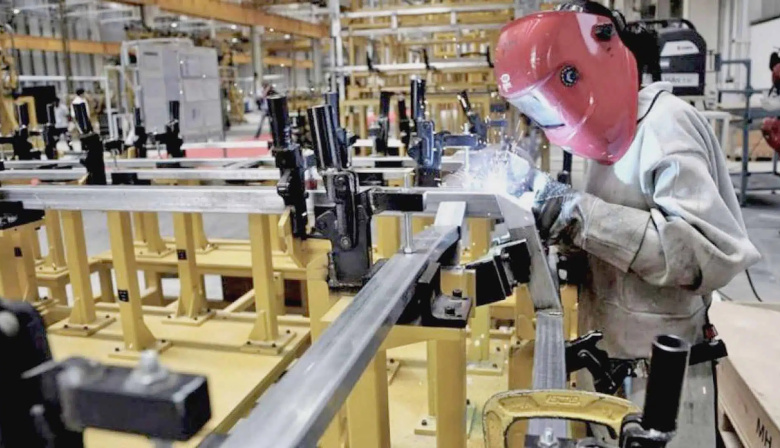 Industria: tras cuatro meses de caída, la actividad retrocede a niveles de hace casi 18 años