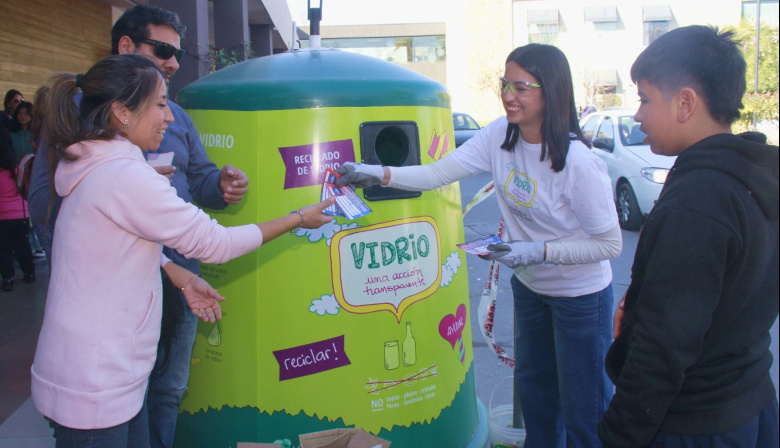 Reciclaje con incentivo económico: Verallia canjea envases de vidrio por entradas al cine en Mendoza