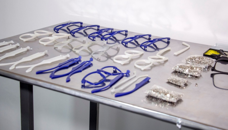 Tapitas plásticas que se transforman en anteojos gratuitos: la iniciativa que une reciclaje, salud visual y economía circular