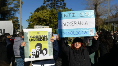 Abrazo simbólico al INTI: fuerte rechazo al decreto de Sturzenegger que recorta su autonomía