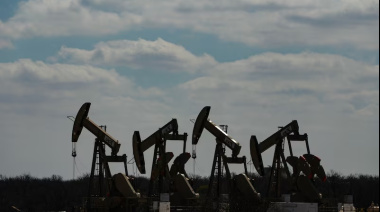 Petróleo se desploma tras tregua entre Estados Unidos e Irán y alivio en los mercados