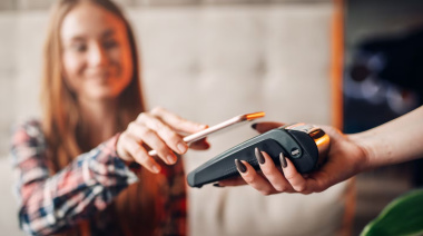Los jóvenes argentinos eligen billeteras virtuales: ya superan a los bancos tradicionales