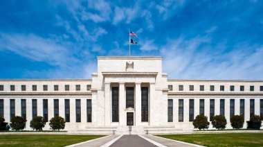 La Fed subió las tasas y suma presión sobre el dólar, la deuda y el plan de Milei